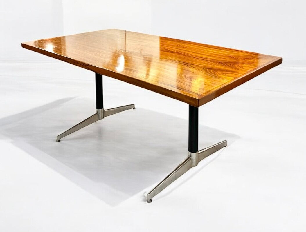 table danoise sur piètement métallique