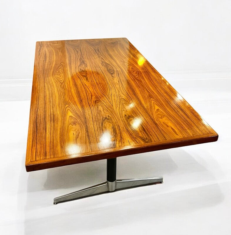 table danoise sur piètement métallique